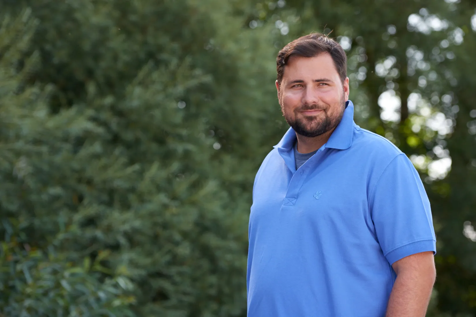 Glückliche Menschen in stilvoller Übergrößen-Mode